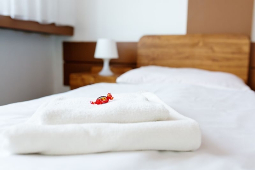 Na posteli uložené čisté poskladané uteráky