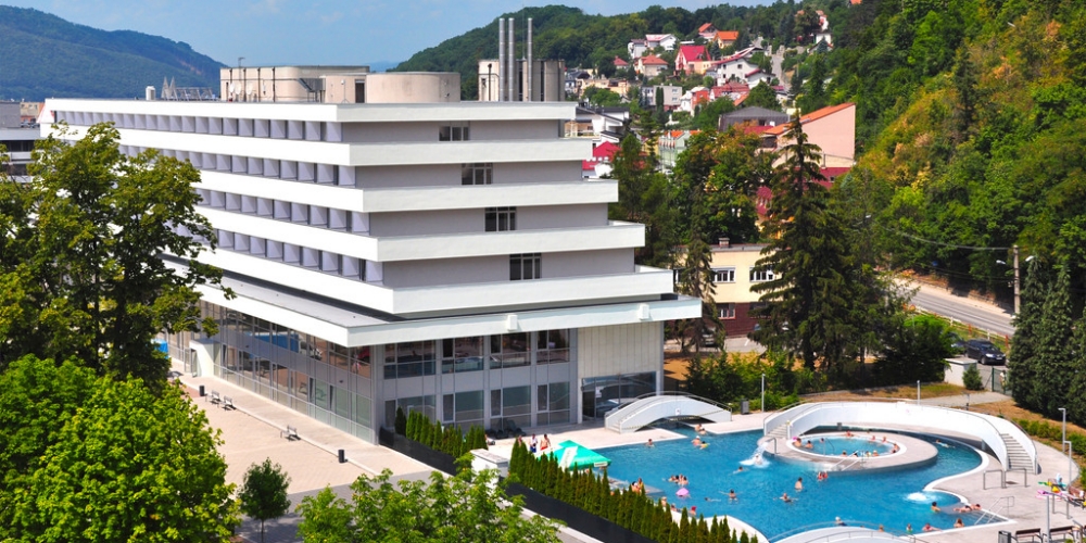 Pohľad na Kúpeľný hotel Krym v tvare lode